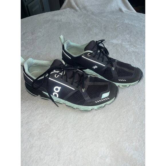 On Cloud women’s sz 10 shoes - Picture 1 of 5